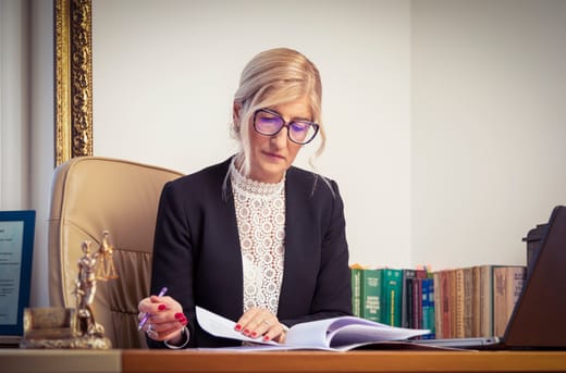 Адвокат Трайкова по време на консултация по семейно право